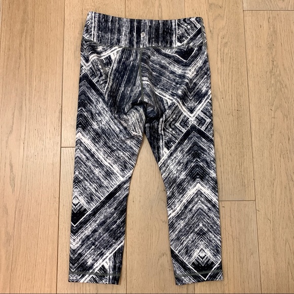 Soulcycle Brushed Printed Cropped Leggings - Picture 5 of 8
